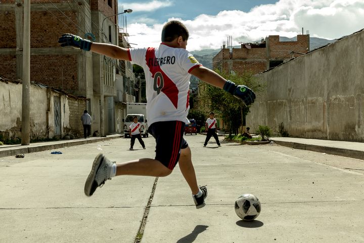 Dans les rues de Huaraz, au Pérou, Juan-Luis, 10&nbsp;ans, porte le maillot de son idole&nbsp;Paolo Guerrero,&nbsp;le capitaine-buteur de la&nbsp;"Blanquirroja", qui affrontera la France jeudi en Russie. (MATTHIEU GORISSE-MONDOLONI / RADIO FRANCE)