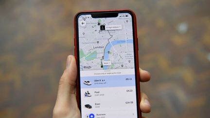 L'application Uber&nbsp;reconnait désormais le statut de travailleur salarié à ses chauffeurs au Royaume-Uni. (DANIEL LEAL-OLIVAS / AFP)