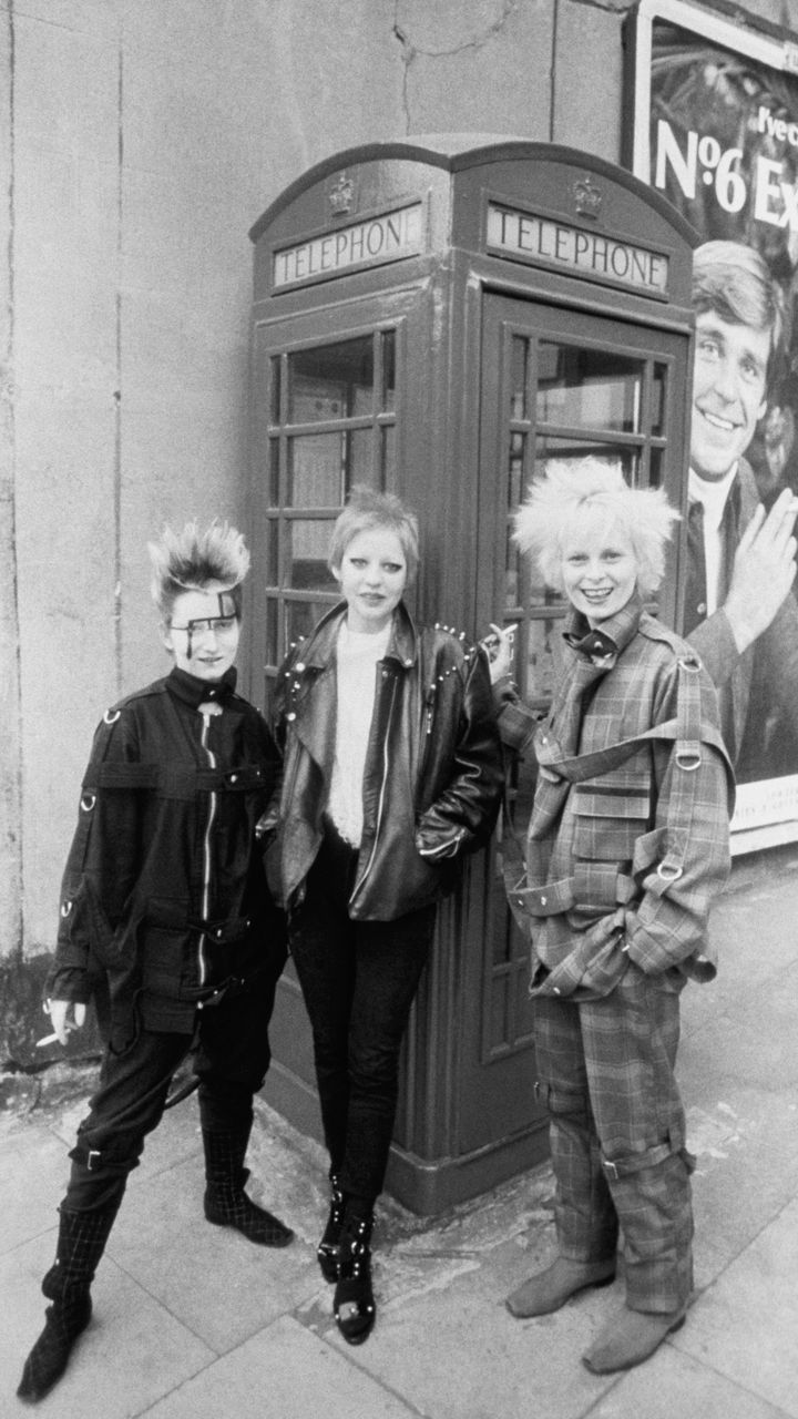 Vivienne Westwood (à droite) et ses premières créations pour sa boutique à King's Road à Londres, le18 mai 1977 (WWD / PENSKE MEDIA / Getty images)