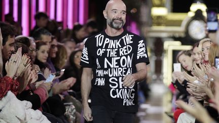 Bertrand Guyon, directeur artistique de Schiaparelli, au final du défilé haute couture printemps-été 2019, en janvier 2019 à Paris&nbsp; (THOMAS SAMSON / AFP)