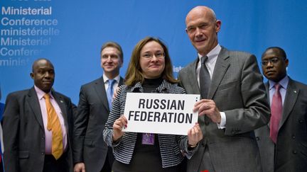 La ministre du D&eacute;veloppement &eacute;conomique russe, Elvira Nabiullina, et le directeur g&eacute;n&eacute;ral de l'OMC, Pascal Lamy, &agrave; la c&eacute;r&eacute;monie de signature du protocole d'adh&eacute;sion de la Russie &agrave; l'OMC, au si&egrave;ge de l'organisation &agrave; Gen&egrave;ve (Suisse), le 16 d&eacute;cembre 2011. (FABRICE COFFRINI / AFP)