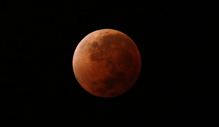 La "super Lune de sang" du 15 avril 2014, vue de Buenos Aires (Argentine). (MARCOS BRINDICCI / REUTERS)