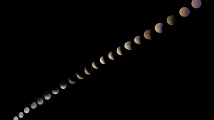 Plusieurs photos des différents stades de la lune pendant l'éclipse partielle, à Kuqa Sounty, dans le nord-ouest de la Chine, mardi 16 juillet 2019.&nbsp; (YUAN HUANHUAN / IMAGINECHINA / AFP)