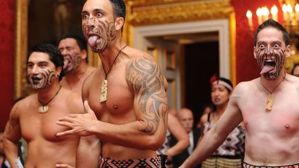 Des danseurs maoris se produisent devant le prince Charles et son &eacute;pouse Camilla &agrave; Londres (Royaume-Uni), le 24 octobre 2012. (CARL COURT / AP / SIPA)