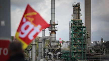 Des salariés et syndicalistes de la CGT réunis devant la raffinerie de TotalEnergies à&nbsp;Gonfreville-l'Orcher (Seine-Maritime), près du Havre, le 10 octobre 2022. (LOU BENOIST / AFP)