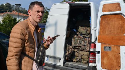 Oleg Mazur, responsable d'une entreprise de transport entre la France et l'Ukraine, supervise la préparation d'un convoi d'aide humanitaire, le 1er mars 2022, à Saint-Laurent-du-Var (Alpes-Maritimes).&nbsp; (YANN THOMPSON / FRANCEINFO)