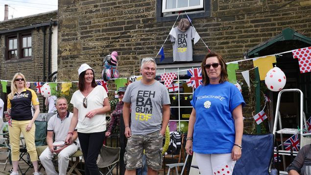 &nbsp; (A Haworth, comme sur tout le parcours dans le Yorkshire, les habitants se sont mis aux couleurs du Tour de France © RF/BS)