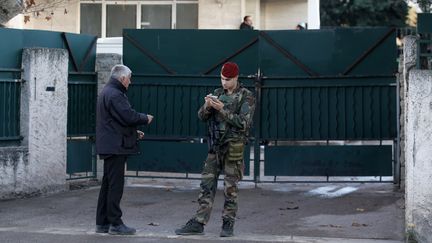 Un militaire en faction devant l'école juive de Marseille où un enseignant a été violemment agressé, le 11 janvier 2016. (JEAN-PAUL PELISSIER / REUTERS)