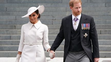 Le prince Harry et la duchesse de Sussex Meghan Markle sortent de&nbsp;la cathédrale Saint-Paul de Londres (Royaume-Uni), où se tenait la messe de célébration du jubilé d'Elizabeth II, le 3 juin 2022. (KIRSTY O'CONNOR / POOL / AFP)