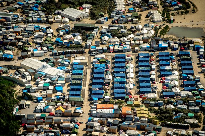 Vue aérienne de la 'jungle' de Calais (Pas-de-Calais), le 16 août 2016. (PHILIPPE HUGUEN / AFP)