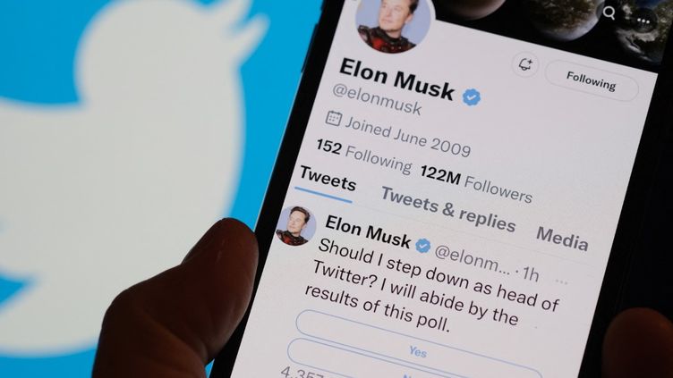 Un smartphone avec le compte Twitter d'Elon Musk, le 18 décembre 2022, à Los Angeles (Etats-Unis). (CHRIS DELMAS / AFP)