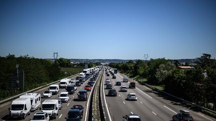 Des véhicules le long de l'autoroute A7&nbsp;au Péage-de-Roussillon (Isère), le 2 juillet 2022. (JEFF PACHOUD / AFP)