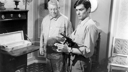 Dans Mélodie en sous-sol (1963) d'Henri Verneuil, Alain Delon partage l'affiche avec le grand Jean Gabin, qu'il considère comme une source d'inspiration. Les deux acteurs se retrouveront six ans plus tard pour un autre grand film, Le clan des Siciliens.&nbsp; (CITE FILMS / COMPAGNIA CINEMATOG)