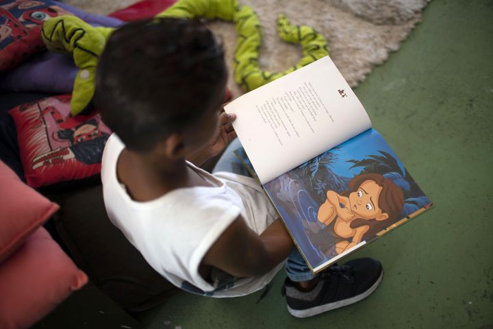 Un jeune brésilien&nbsp;dans la bibliothèque créée par Lua dans la&nbsp;favela Tabajaras favela à Rio de Janeiro au Brésil, le 10 mars 2020 (MAURO PIMENTEL / AFP)