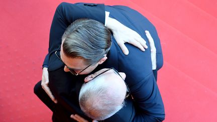 leonardo DiCaprio accueilli en haut des marches par&nbsp;Thierry Fremaux, le délégué général du Festival de Cannes. (ANTONIN THUILLIER / AFP)