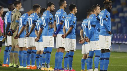 Les joueurs du Napoli, en Ligue Europa, arborent tous le numéro 10 et le nom de Maradona pour lui rendre hommage au lendemain de son décès (CIRO  DE LUCA / X03151)