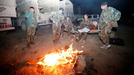 Des combattants kurdes se préparent au combat, à l'est de Mossoul (Irak),&nbsp;le 16 octobre 2016.&nbsp; (AZAD LASHKARI / REUTERS)