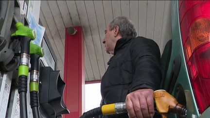 Consommation : avec la hausse des prix de l'essence, les automobilistes cherchent les bons plans (FRANCE 2)