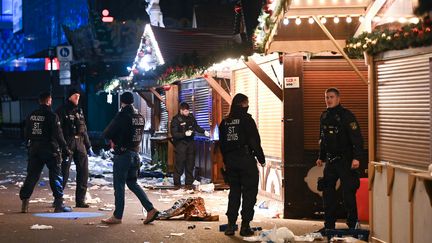 Des policiers surveillent le marché de Noël de Magdebourg, en Allemagne, après l'attaque du vendredi 20 décembre. (HEIKO REBSCH / DPA)