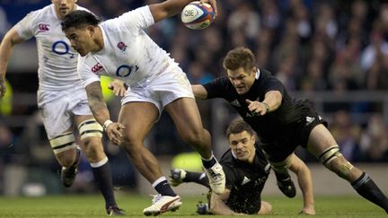 Il y a près d'un an, les partenaires de Richie McCaw (à droite) s'étaient inclinés face aux Anglais à Twickenham (38-21).  (ADRIAN DENNIS / AFP)