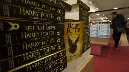 Des piles de livres "Harry Potter et l'enfant maudit" de chez Gallimard au&nbsp;Salon du livre et de la presse jeunesse de Montreuil (Sene-Saint-Denis), le 30 novembre 2016. (JOEL SAGET / AFP)