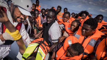 Secours portés aux migrants entassés sur un zodiac au large des côtes libyennes. (AFP/ Ricardo Garcia Vilanova)