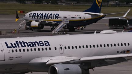 Des avions sur le tarmac de l'aéroport de Cracovie (Pologne), le 3 juin 2022. (ARTUR WIDAK / NURPHOTO / AFP)