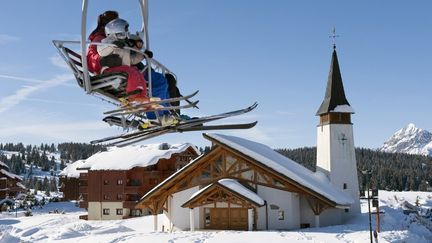 Il est tomb&eacute; jusqu'&agrave; 60 centim&egrave;tres de neige en Savoie ces derniers jours. (GILLES LANSARD / AFP)