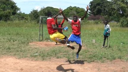 L'équipe de handball de Zambie s'entraine sur un terrain vague. (CAPTURE NATIONAL GEOGRAPHIC)