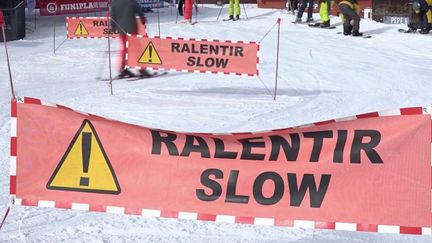 Après l'accident mortel de l'acteur Gaspard&nbsp;Ulliel&nbsp;dans la station savoyarde de La Rosière, survenu&nbsp;mercredi&nbsp;19 janvier, on s'interroge à nouveau sur la sécurité dans les domaines skiables.&nbsp;Chaque année, plus de 2 000 collisions nécessitent l'intervention des secours. (CAPTURE ECRAN FRANCE 2)