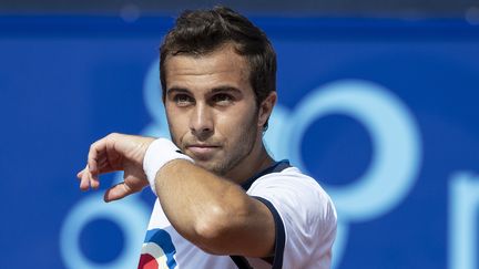 Hugo Gaston lors de son quart de finale face à&nbsp;Cristian Garin à l'ATP 250 de Gstaad, le 23 juillet 2021. (PETER SCHNEIDER / KEYSTONE)