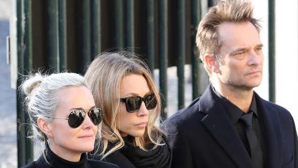 Laeticia Hallyday, Laura Smet et David Hallyday lors de la cérémonie en hommage à Johnny Hallyday, le 9 décembre 2017.&nbsp; (LUDOVIC MARIN / AFP)