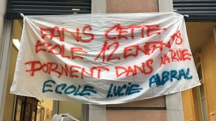 Une quarantaine de parents d'élèves occupent l'école Lucie-Aubrac de Lyon depuis vendredi 21 octobre. (LAURA LAVENNE / RADIO FRANCE)