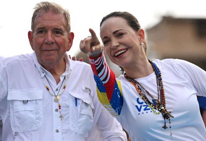 Le candidat de l'opposition vénézuélienne à la présidentielle, Edmundo Gonzalez Urrutia, et la cheffe de l'opposition, Maria Corina Machado, assistent à un rassemblement de campagne à Maracaibo (Venezuela), le 23 juillet 2024. (RAUL ARBOLEDA / AFP)