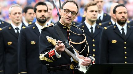 Jean-Michel Mekil interprète "Don't Look Back in Anger", le 13 juin 2017, au Stade de France, à Saint-Denis (Seine-Saint-Denis). (FRANCK FIFE / AFP)