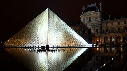 La Pyramide du Louvre illuminée : la fréquntation des lieux touristiques de Paris est en hausse pour 2018
 (BERTRAND GUAY / AFP)