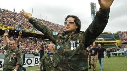 Des vétérans de la guerre des Malouines acclamés par des supporters de football de Rosario (Argentine) le 02-04-2006 (GUSTAVO ERCOLE / NA / AFP)