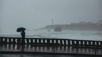 La ville de Biarritz (Pyrénées-Atlantiques) pendant la tempête Ciaran, le 2 novembre 2023. (GUILLAUME FAUVEAU / HANS LUCAS / AFP)