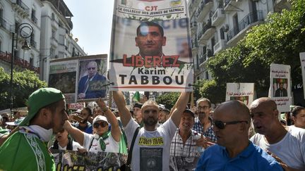 Manifestation à Alger, le 27 septembre 2019, demandant la libération de Karim Tabbou. (RYAD KRAMDI / AFP)