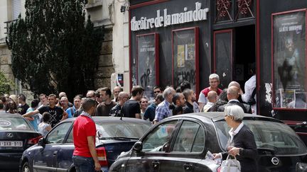 Le public venu voir Dieudonn&eacute; le 26 juillet 2014 au th&eacute;&acirc;tre de la Main d'or &agrave; Paris, .&nbsp; (FRANCOIS GUILLOT / AFP)