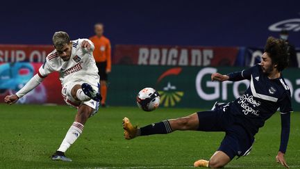 Bruno Guimaraes (Lyon) face à Yacine Adli (Bordeaux) en Ligue 1 (JEAN-PHILIPPE KSIAZEK / AFP) (JEAN-PHILIPPE KSIAZEK / AFP)