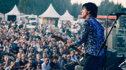 Le guitariste Johnny Marr, vendredi 23 août 2019 sur la scène 4 Vents de Rock en Seine. (OLIVIER HOFFSCHIR)