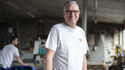 Régis Penneçot, menuisier,&nbsp;coordinateur national des Chambres de métiers et de l'artisanat pour les "Chantiers de France", dans son atelier, 21 juin 2019 (ROMAIN LAFABREGUE / AFP)