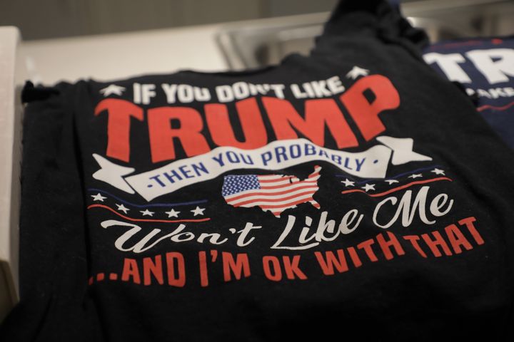 Un tee-shirt pro-Trump appartenant à Chelsea Marie.&nbsp; (VALENTINE PASQUESOONE / FRANCEINFO)