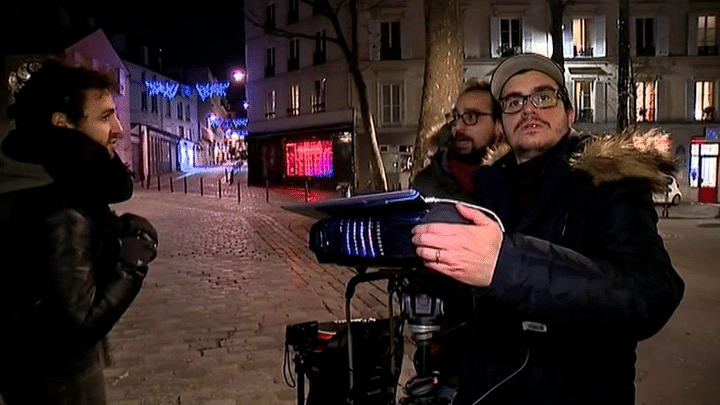 Julien Nonnon et son videoprojecteur à Paris
 (Capture d&#039;image France 3 Culturebox)