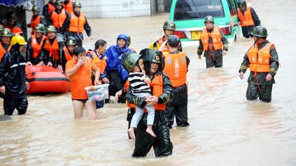 Evacuation d'habitants &agrave; Shaoxing, dans la province de&nbsp;Zhejiang (Chine), lors du passage du typhon&nbsp;Chan-Hom, le 11 juillet 2015.&nbsp; (MAXPPP)