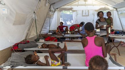 Des personnes présentant des symptômes du choléra reçoivent un traitement dans une clinique gérée par Médecins sans frontières à Port-au-Prince, en Haïti, le 7 octobre 2022. (RICHARD PIERRIN / AFP)