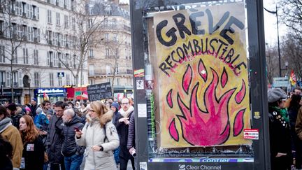 Le torchon brûle, si l'on en croit cette affiche parisienne. (GERARD CAMBON / MAXPPP)