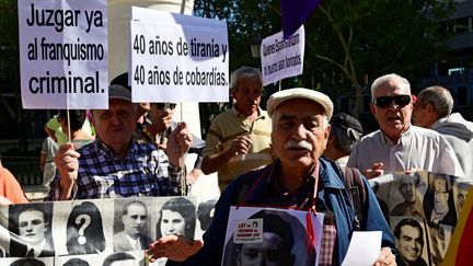 Une manifestation le 24 septembre 2019 devant la Cour suprême de Madrid, pour demander que "les criminels franquistes soient jugés". (JAVIER SORIANO / AFP)