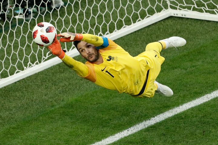 Le gardien français Hugo Lloris sauve l'équipe de France face à la Belgique lors de la demi-finale de Coupe du monde, mardi 10 juillet 2018 à&nbsp;Saint-Pétersbourg (Russie). (ADRIAN DENNIS / AFP)